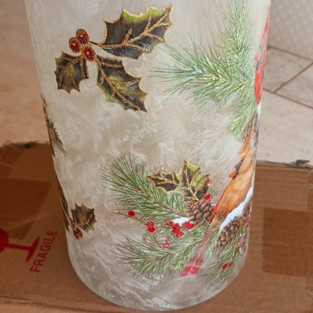Holiday hurricane/vase 8" frosted glass w/ cardinals, by Valeri/Qvc,w-lights,New - Picture 4 of 16